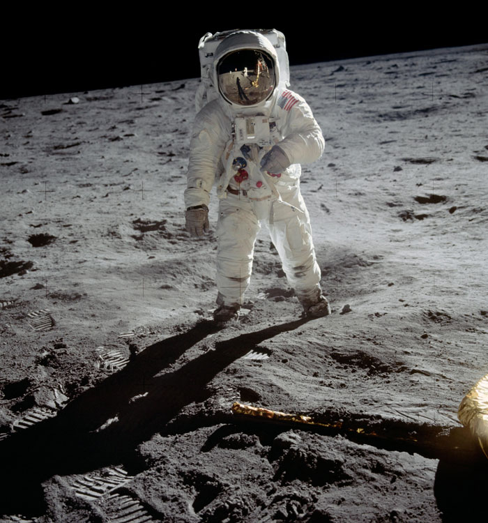 Стъпил ли е на Луната Нийл Армстронг наистина?