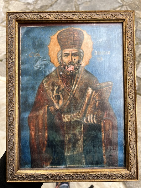 Иконата на свети Николай, върху която все още личат съдбовните 13 сачми
