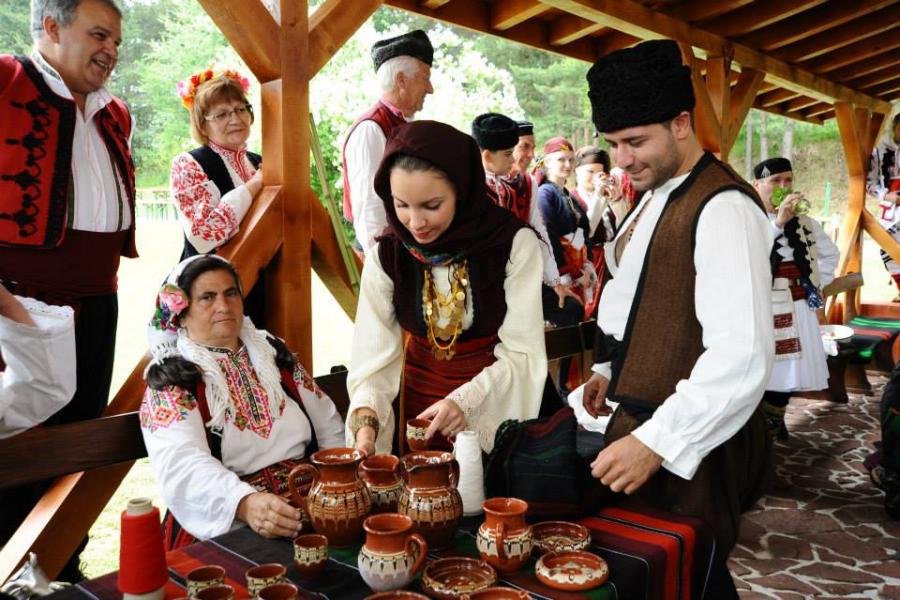 какво по хубаво да се венчаеш по
стар български обичай, точно