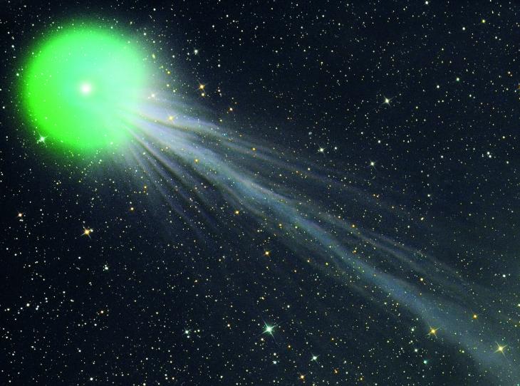 Кометата C/2014 Q2 - Лавджой – този кадър бе избран за снимка на деня в рубриката на НАСА за 21 януари.  Опашката на кометата, създадена от йонизирани газове, се изтласква и оформя от радиацията на слънчевия вятър. Синкавият цвят се образува от рекомбинация на молекулите на въглеродния окис, а зеленикавото на кометната глава (кома) е резултат от рекомбинацията на двуатомни въглеродни молекули.