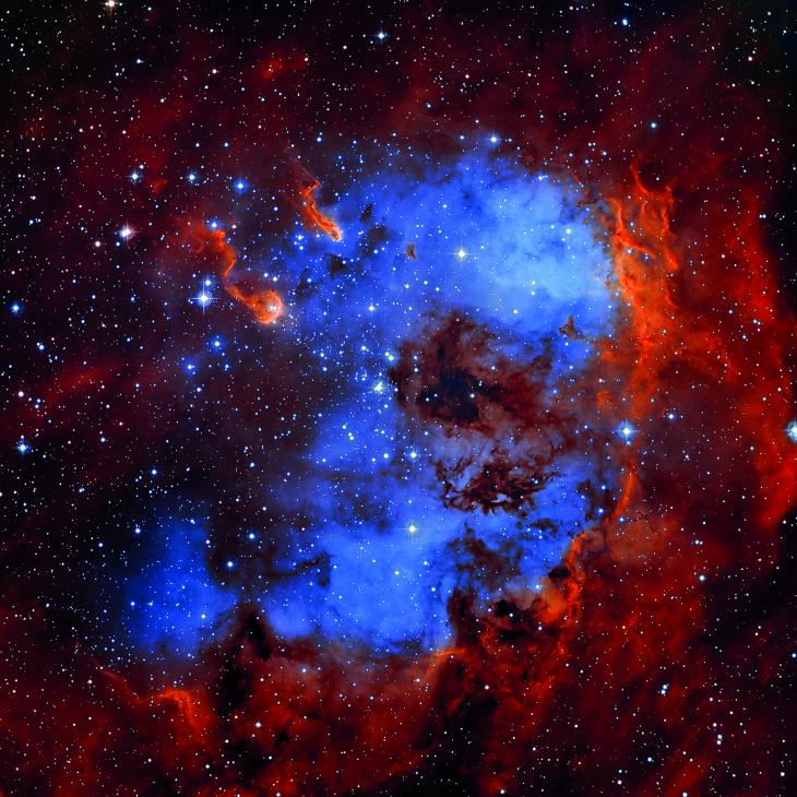 Мъглявината IC 410 от съзвездието Колар – символичната първа снимка на обсерваторията „Ирида“. Мъглявината обгръща разсеяния звезден куп NGC 1893 и се предполага, че радиацията на горещите звезди в него принуждава газовете да светят в синята част на спектъра.