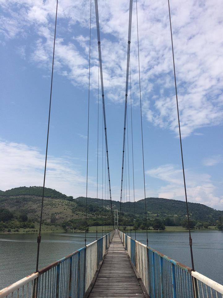  Мостът, водещ до село Лисиците. 