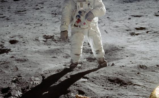Стъпил ли е на Луната Нийл Армстронг наистина?