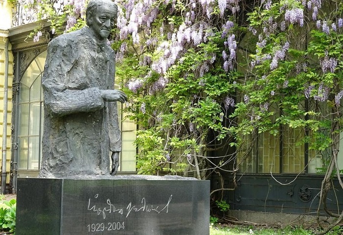Паметник на Йордан Радичков в парка на Царския дворец в София, снимка: Уикипедия