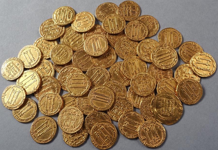 63 персийски и арабски монети от периода VІІ – ІХ в.. Те са изключително редки и досега
