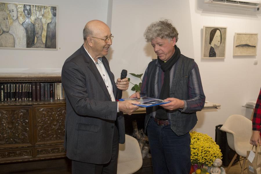 Президентът на „Главболгарстрой холдинг“ Симеон Пешов връчва наградата на победителя