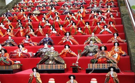 Милиони кукли излизат на улиците в Япония