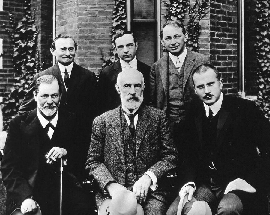 Обща снимка през 1909 на фона на Университета Кларк. Предна редица: Зигмунд Фройд,