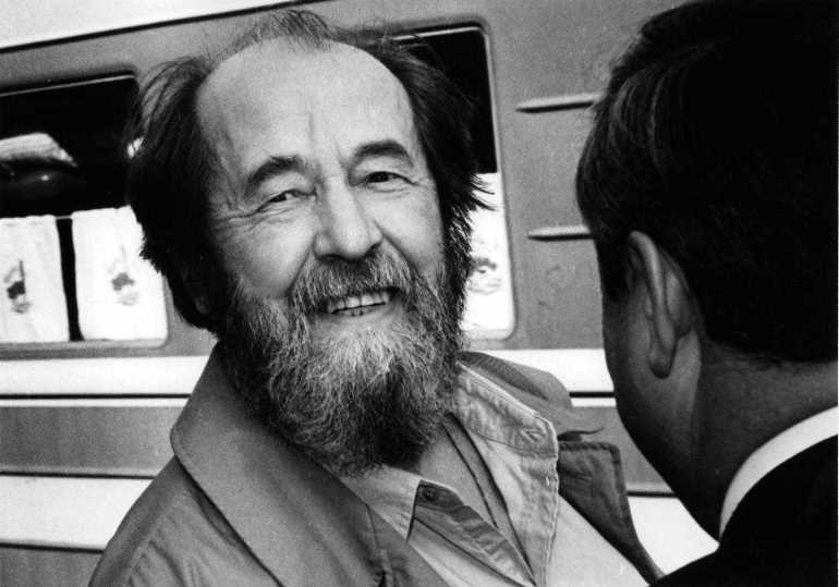 Александър Солженицин е руски романист драматург историк и дисидент Става