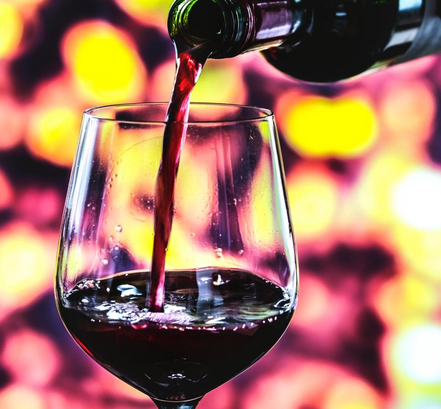 Чаша червено вино на ден НЯМА да понижи риска от