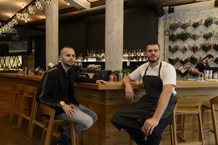 на снимката: мениджърът Атанас Балев и главният готвач Владислав Пенов на реторант