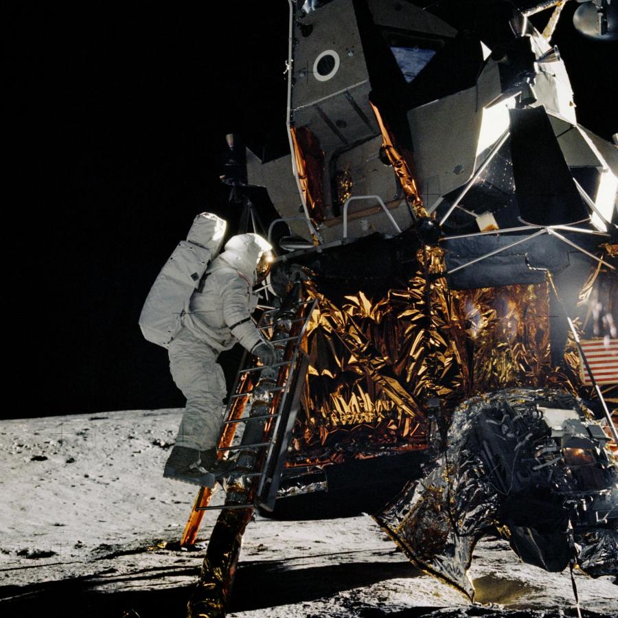 Всичките 12 астронавти стъпили досега на Луната са от програмата
