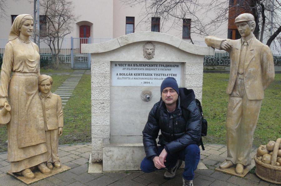 Даниел пред паметника на българските градинари, Будапеща