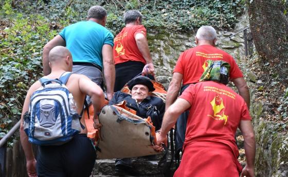Хора с увреждания се спуснаха в тунелите на пещерата „Бачо Киро“