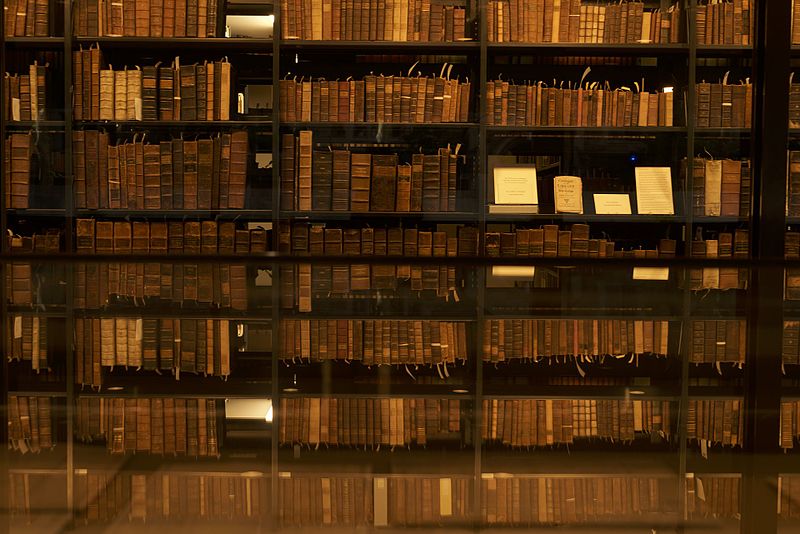 Полици в библиотеката за редки книги и ръкописи на Beinecke в Йелския Университет.
