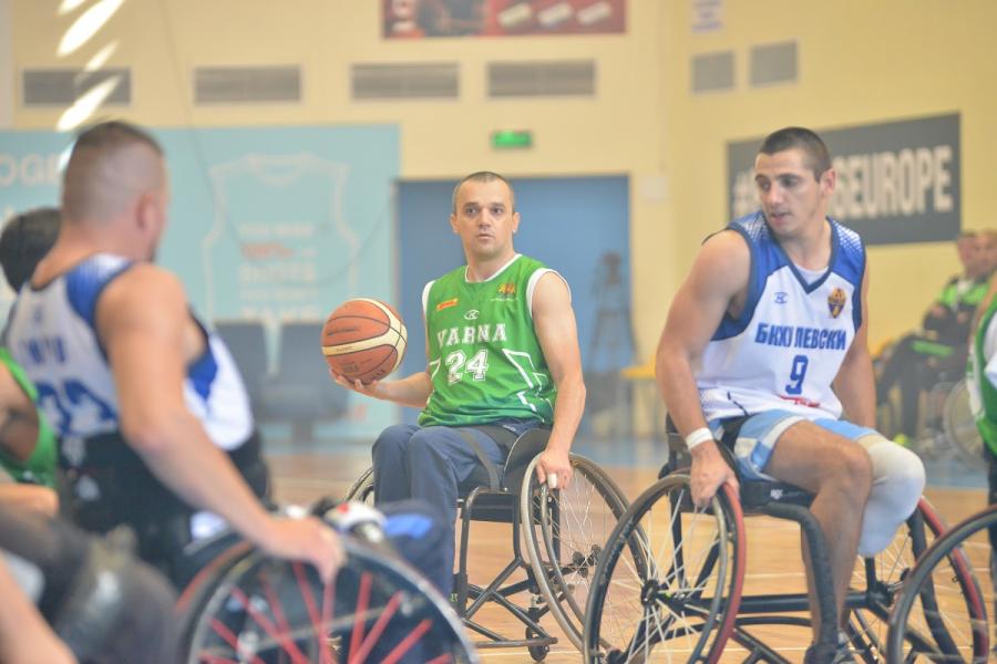 Дарителска кампания на Райфайзенбанк помага на баскетболисти с инвалидни колички