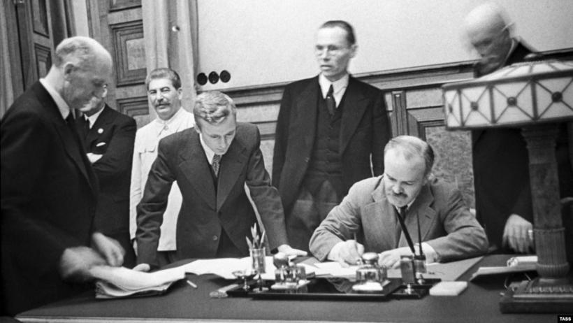 На 23 август 1939 г. между Съветска Русия и Германия е подписан договор за ненападение, известен като „Пакт Молотов–Рибентроп”, съгласно който Хитлер и Сталин разделят Полша.