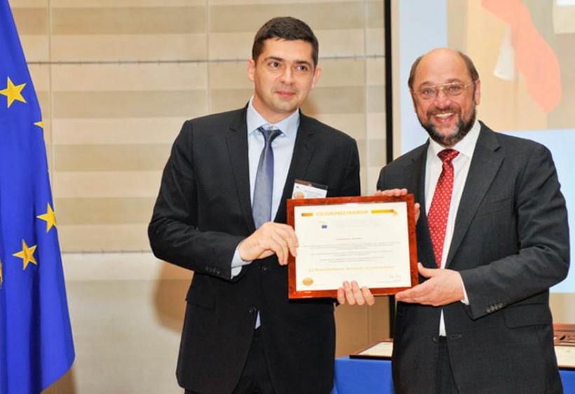 На тържествена церемония в Брюксел председателят на Европейския парламент Мартин Шулц (вдясно) връчи на д-р Милен Врабевски приза „Европейски гражданин на 2013 г.“


