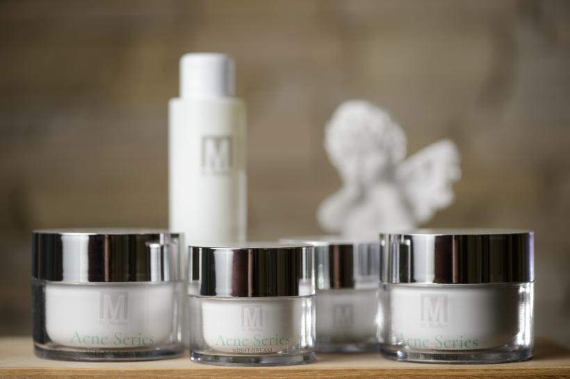  Продуктите от ACNE SERIES са приготвени от натурални съставки с антибактериално деяние за усмиряване на проблематична, възпалена и мазна кожа с изразен акнеичен темперамент. Действие: • отстрани бактериите • контролира мастната секреция • свива порите и ги почиства в дълбочина • успокоява кожата 