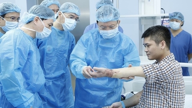 Лекари са извършили първата в света операция за трансплантация на