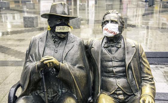 София осъмна с достолепни статуи с предпазни маски
