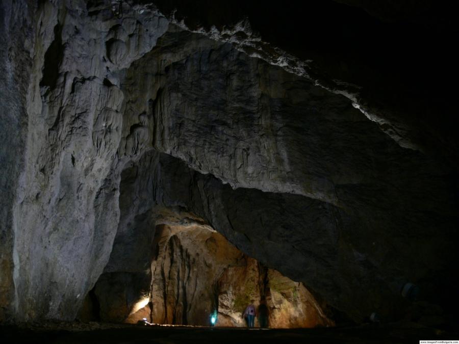 Пещерата „Бачо Киро”, в която са намерени човешки следи от преди 45 000 г. Снимка: