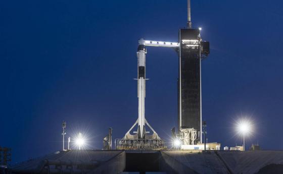 Броени часове до първата пилотирана мисия на SpaceX