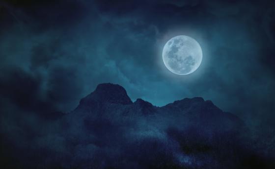Синя Луна в нощта на Хелоуин