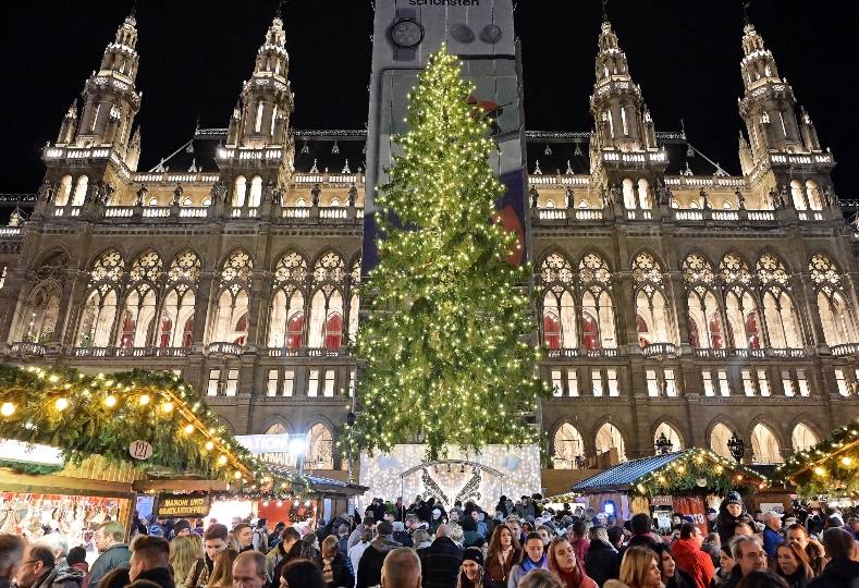 Коледните базари във Виена имат дълга традиция и са незаменима