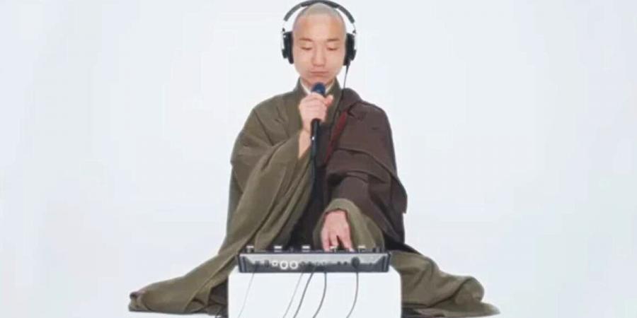 Японският дзен будистки монах Йогетсу Акасака вкара бийтбокс в медитационните