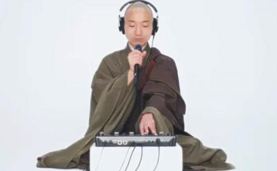Будистки монах предлага медитация с бийтбокс