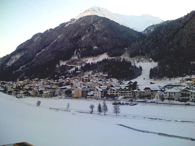 По-голямата част от жителите на ски курорта Ишгъл в Австрия,