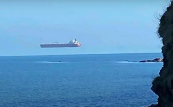 Фата моргана: танкер се рее НАД морето край Корнуол