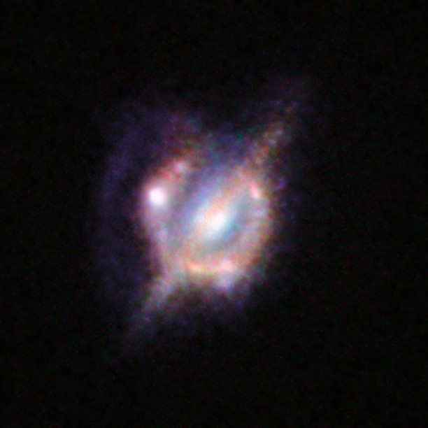 Сливане на галактики в далечния Космос през гравитационна лупа, снимка: Wikimedia.org