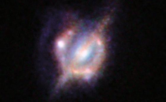 Астрономите превръщат галактиките в лупи