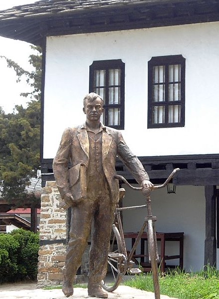 Паметник на Иван Хаджийски в Троян, снимка: Wikimedia.org
