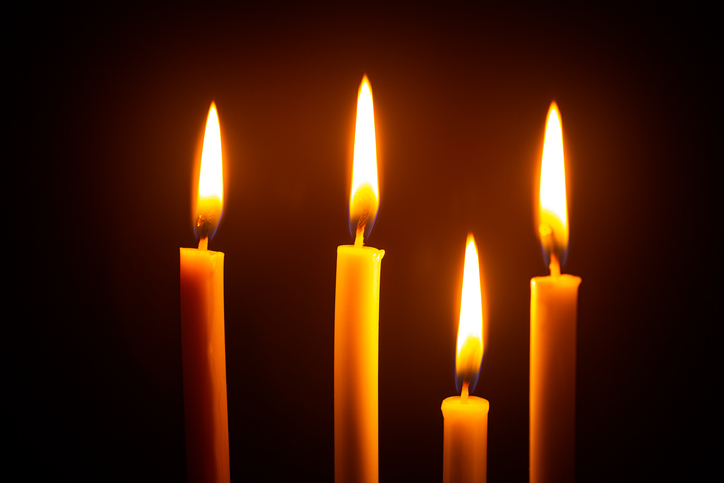 Четири свещи горяха тихо и бавно се топяха. Беше толкова