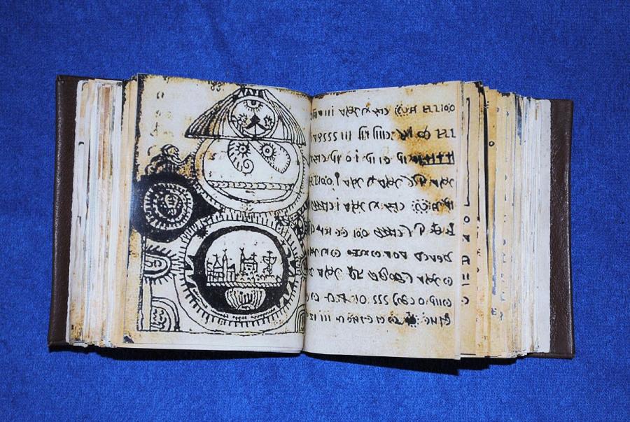 Рохонцкият кодекс е илюстриран ръкопис от 448 страници от неизвестен