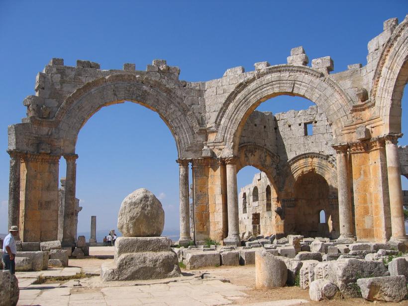 Руини на църквата "Свети Симеон" с останки от неговата колона, сега покрита с камък.