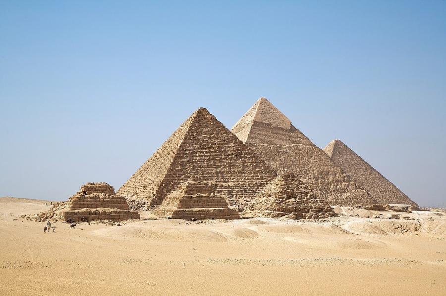 Изграждането на великите египетски пирамиди в Гиза преди около 4500