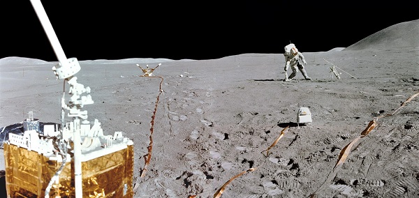 Тази минипанорама съчетава две снимки, направени от пилота на „Аполо 15“ на лунния модул Джеймс Ъруин, на 1 август 1971 г.
Това е четвъртата мисия с екипаж на Луната, който има за цел да изследва югоизточния край на Mare Imbrium (Море от дъждове).
