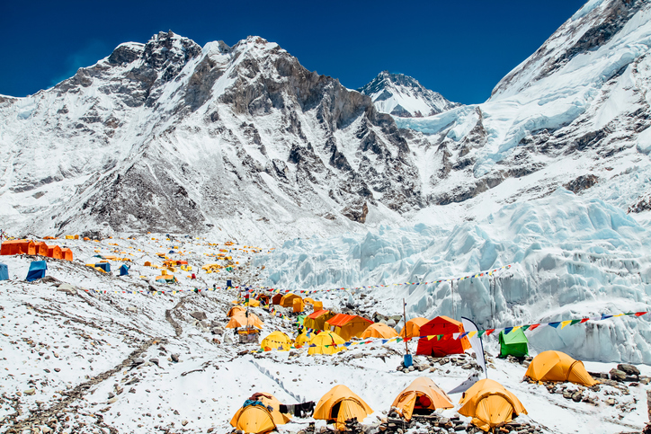 Хората изкачващи връх Еверест оставят след себе си пластмаса битови