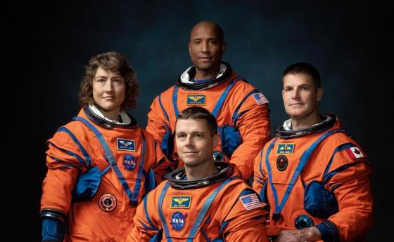 НАСА показа астронавтите, които ще летят до Луната