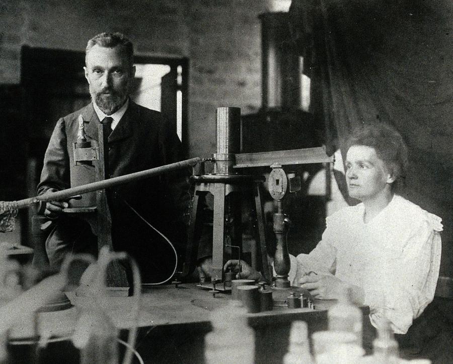 Семейство Кюри в лабораторията си, снимка: Wikimedia.org