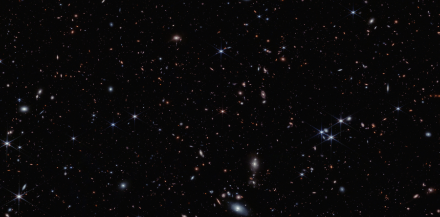 В центъра на това изображение с 20 000 галактики има розова светеща точка - това е