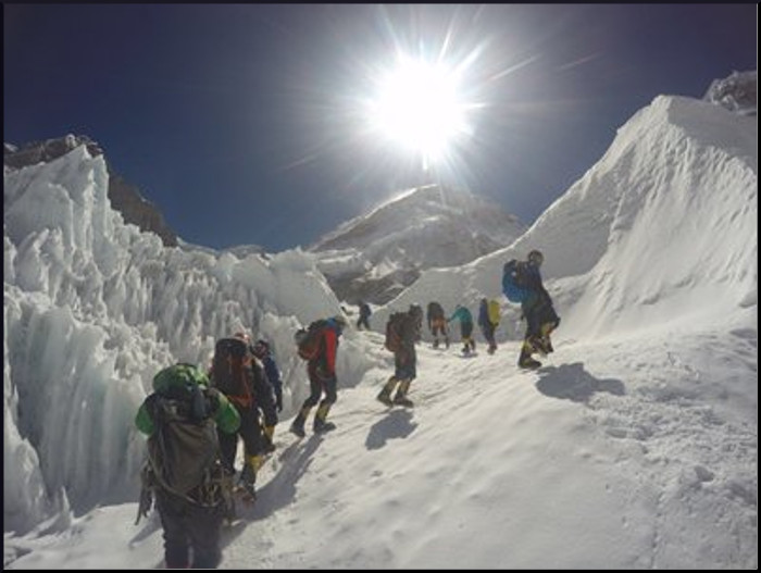 Алпинистите тръгнали към връх Еверест вече ще трябва да носят