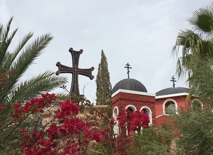 Кръст и камбанария в манастира „Свети Антоний“, Wikimedia Commons