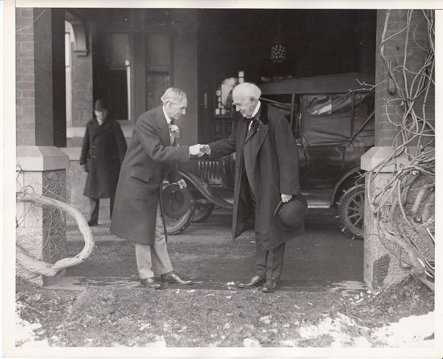 Когато среща Томас Едисън на конференция през 1896 г Хенри