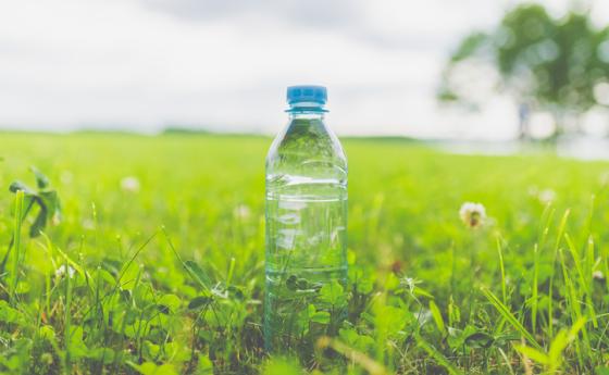 Слънчевата светлина причинява изтичане на отровни химикали от пластмасовите бутилки