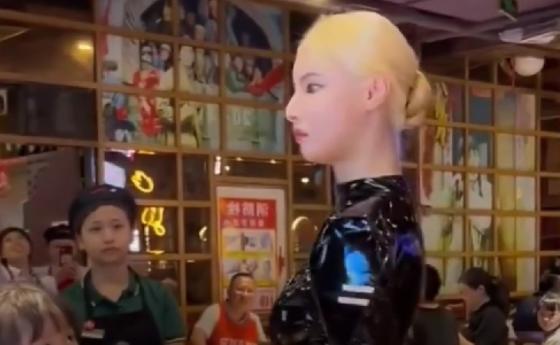 Робот сервитьорка събра очите на клиенти в Китай